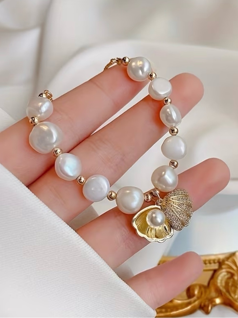 NEW! Adjustable Gold & White Pearl Bracelet. Trendy Shell Pearl Bracelet B1-77